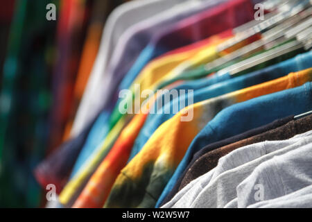 Nahaufnahme des bunten T-Shirts auf Bügeln hängend in der Straße, fair, Secondhand, Recycling Konzept Stockfoto