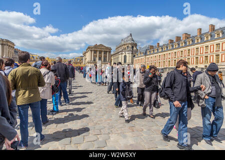 Versailles, Frankreich. April 18, 2014. Touristen, die eine lange Linie Schloss Versailles zu besuchen Stockfoto