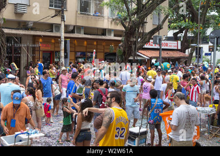 Rio de Janeiro, Brasilien - Frebuary 15, 2015: Die Menschen feiern Karneval auf den Straßen von Ipanema Stockfoto