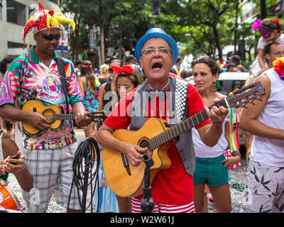 Rio de Janeiro, Brasilien - Frebuary 15, 2015: Die Menschen feiern Karneval auf den Straßen von Ipanema Stockfoto