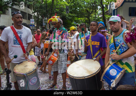 Rio de Janeiro, Brasilien - Frebuary 15, 2015: Die Menschen feiern Karneval auf den Straßen von Ipanema Stockfoto