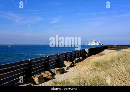 Ein Blick auf den Solent Überfahrt auf dem Festland von Norton Spit Strand von Yarmouth auf der Isle of Wight, England, UK. Stockfoto