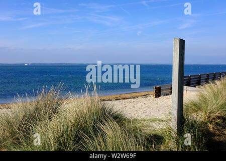 Ein Blick auf den Solent Überfahrt auf dem Festland von Norton Spit Strand von Yarmouth auf der Isle of Wight, England, UK. Stockfoto