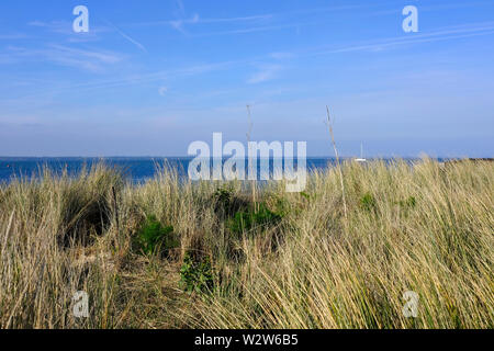 Ein Blick auf den Solent Überfahrt auf dem Festland von Norton Spit Strand von Yarmouth auf der Isle of Wight, England, UK. Stockfoto