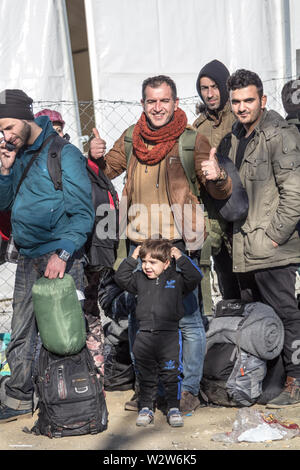 GEVGELIJA, MAZEDONIEN - Dezember 13, 2015 Flüchtlinge warten Mazedonien von der Stadt Eidomeni Idomeni in Griechenland an der Grenze zu Mazedonien eingeben Stockfoto