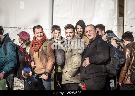 GEVGELIJA, MAZEDONIEN - Dezember 13, 2015 Flüchtlinge warten Mazedonien von der Stadt Eidomeni Idomeni in Griechenland an der Grenze zu Mazedonien eingeben Stockfoto