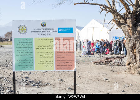 GEVGELIJA, MAZEDONIEN - Dezember 13, 2015: Schild am Eingang des Vinojug UNHCR-Camp in der Nähe von Eidomeni Idomeni in Griechenland an der Grenze wit Stockfoto