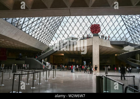 PARIS, Frankreich, 23. JULI 2011: Panorama im Inneren der Pyramide du Louvre Pyramide mit den Wartezeiten für Karten. Musée du Louvre Museum i Stockfoto