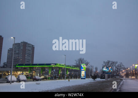 Belgrad, SERBIEN - Januar 6, 2019: Logo der OMV auf einer der Tankstellen von Belgrad. Die OMV ist eine österreichische Erdöl und Gas Unternehmen verbreiten Alle accros Stockfoto