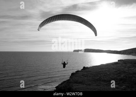 Drachenfliegen über Compton Bay Klippen von Compton Chine auf der Isle of Wight Stockfoto