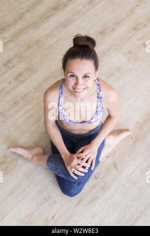 Fit sportlich aktive Mädchen in Mode Sportswear sitzen auf dem Boden im Yoga Studio. Aktiven Lifestyle Stockfoto