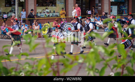 Die Mitglieder der Leitung und Drum Band märz hinunter die Straße in Gold Cup Parade des PEI alte Home Woche und im Sommer in der Innenstadt von Charlottetown, Prince Edward Island, Kanada feiern Stockfoto