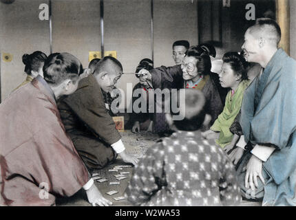 [1900s Japan - Japanische Neues Jahr - spielend Karuta] - Verlierer im Spiel der karuta (siehe Neues Jahr feiern 18) Tinte auf ihr Gesicht gemalt. Dieses Bild ist Teil des neuen Jahres in Japan, ein Buch von Kobe veröffentlicht Fotograf Kozaburo Tamamura 1906 (Meiji 39). 20. Jahrhundert vintage Lichtdruck drucken. Stockfoto