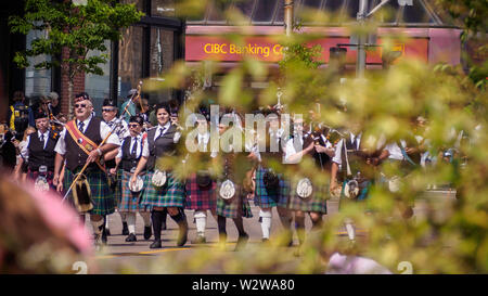 Die Mitglieder der Leitung und Drum Band märz hinunter die Straße in Gold Cup Parade des PEI alte Home Woche und im Sommer in der Innenstadt von Charlottetown, Prince Edward Island, Kanada feiern Stockfoto