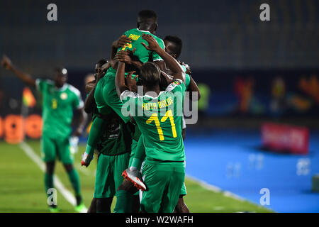 Kairo, Ägypten. 10. Juli 2019. Spieler von Senegal feiern zählen während das viertelfinale zwischen Senegal und Benin bei der Afrikameisterschaft 2019 in Kairo, Ägypten, 10. Juli 2019. Credit: Li Yan/Xinhua/Alamy leben Nachrichten Stockfoto