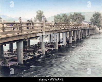 [1890s Japan - Menschen Abkühlung unter Sanjo Ohashi, Kyoto] - Bewohner von Kyoto aus sind Kühlung auf noryo Yuka (Sommer Plattformen), der im Rahmen der Sanjo Ohashi Brücke über den Fluss Kamogawa eingestellt. 19 Vintage albumen Foto. Stockfoto