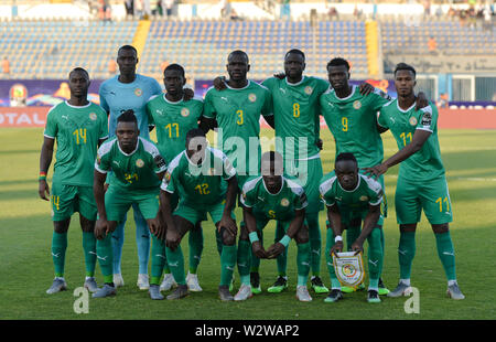 Kairo, Ägypten. 10. Juli 2019. Spieler von Senegal Line up vor dem viertelfinale zwischen Senegal und Benin bei der Afrikameisterschaft 2019 in Kairo, Ägypten, 10. Juli 2019. Credit: Li Yan/Xinhua/Alamy leben Nachrichten Stockfoto