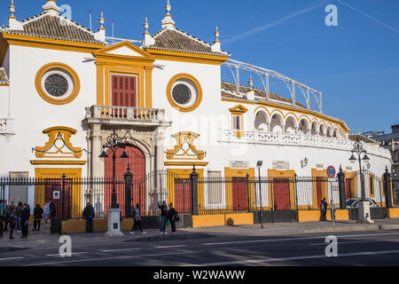 Sevilla, Spanien - 22. Januar 2016: Fassade der Plaza de Toros La Maestranza Stockfoto