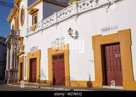 Sevilla, Spanien - 22. Januar 2016: Fassade der Plaza de Toros La Maestranza Stockfoto