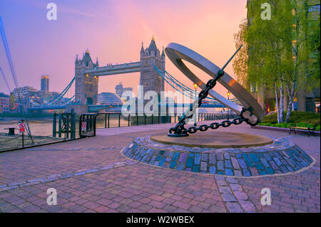 London, Großbritannien - 17 April, 2019: Blick auf die Tower Bridge über die Themse mit der Sonnenuhr, betitelt Zeitmesser, die von Wendy Tayl entwickelt wurde. Stockfoto