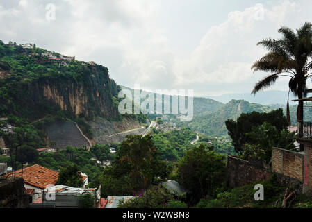 Geographisches Gebiet von Taxco, magische Stadt (Pueblo Mágico) mit Bergen und Hügeln. Taxco de Alarcón, Guerrero, Mexiko. Jun 2019 Stockfoto