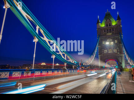 Fahrzeuge über die Tower Bridge über die Themse in London. Stockfoto