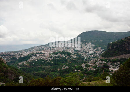 Panoramablick von Taxco, magische Stadt (Pueblo Mágico) aus der Ferne. Taxco de Alarcón, Guerrero, Mexiko. Jun 2019 Stockfoto