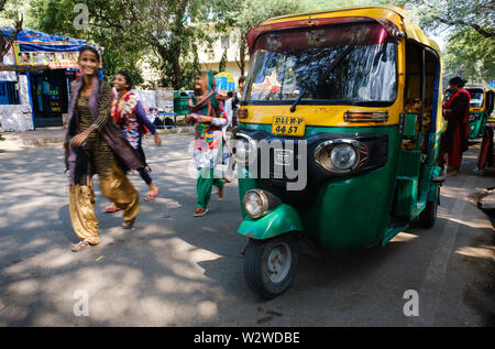 NEW DELHI, INDIEN - ca. November 2018: Auto-rikscha, alos namens Tuk Tuk in der Straße von Neu-delhi, die grünen und gelben Taxis sind ein alltäglicher Anblick ich Stockfoto