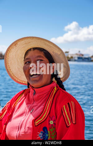 Peruaner Frauen, lächelnde einheimische Ureinwohner peruanischer Uru, schwimmende Inseln Uros, Titicacasee, Uros, Puno, Peru. Stockfoto