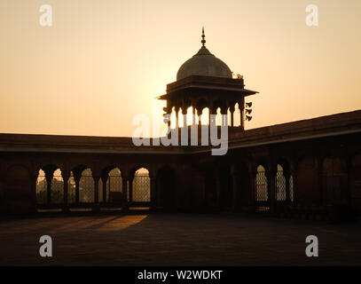 NEW DELHI, INDIEN - ca. November 2018: Außen Detail der Jama Masjid Moschee in Delhi. Aus rotem Sandstein und weißem Marmor die Moschee gebaut Stockfoto