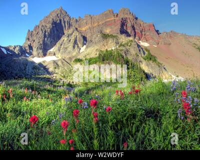 Drei Fingered Jack Berg und Canyon Creek Lake in der Nähe von Schwestern Oregon Stockfoto