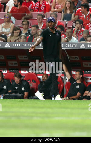 Lissabon, Portugal. 10. Juli 2019. Von Anderlecht Haupttrainer Vincent Kompany Gesten während eines Vor Saisonbeginn freundlich Fußballspiel zwischen SL Benfica und RSC Anderlecht in Lissabon, Portugal, am 10. Juli 2019. Anderlecht gewann 2-1. Credit: Pedro Fiuza/Xinhua/Alamy leben Nachrichten Stockfoto