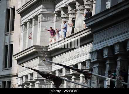 New York, USA. 10. Juli 2019. Zuschauer werfen Papier Tapes von Gebäuden während der Ticker-tape Parade für WM-Fußball der Vereinigten Staaten frauen Team in New York, USA, 10. Juli 2019. Credit: Wang Ying/Xinhua/Alamy leben Nachrichten Stockfoto