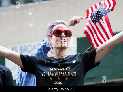 New York, USA. 10. Juli 2019. Fußball US-Frauen Team Mitglied Megan Rapinoe feiert die Ticker-tape Parade für WM-Fußball der Vereinigten Staaten frauen Team in New York, USA, 10. Juli 2019. Credit: Wang Ying/Xinhua/Alamy leben Nachrichten Stockfoto