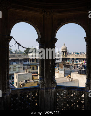 NEW DELHI, INDIEN - ca. November 2018: Innenansicht des Gadodia Spice Market in Old Delhi. Dieser Markt ist voller Läden und es ist eines der größten Stockfoto