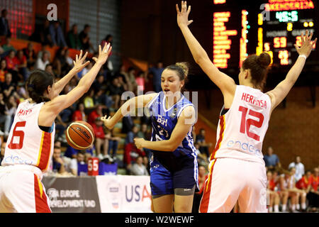 Sarajevo, Bosnien und Herzegowina. 10. Juli 2019. Ksenija Mitric (C) von Bosnien und Herzegowina (BiH) steht während der Runde 16 der FIBA U18 Frauen Europameisterschaft 2019 zwischen BiH und in Spanien in Sarajevo, Bosnien und Herzegowina, 10. Juli 2019. Spanien gewann 109-36. Credit: Nedim Grabovica/Xinhua/Alamy leben Nachrichten Stockfoto