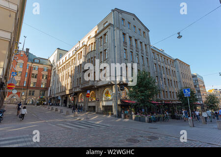 Helsinki, Finnland - 12. Juli 2018: Hotel Finn, zusammen mit zahlreichen Geschäften und Cafes, ist direkt gegenüber von der historischen Torni Hotel entfernt. Stockfoto