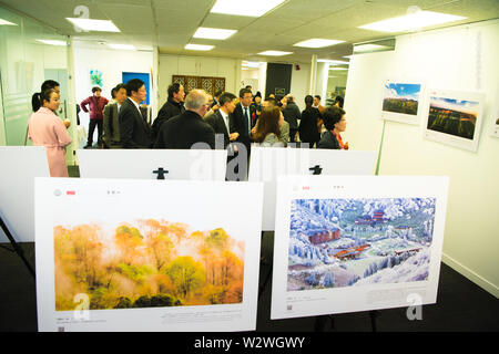 (190711) - Auckland, Juli 11, 2019 (Xinhua) - die Menschen besuchen die Ausstellung der Drucke und Landschaften im Südwesten Chinas Chongqing Gemeinde, in Auckland, Neuseeland, 10. Juli 2019. Die Ausstellung eröffnet hier Mittwoch, bietet dem Besucher die Gelegenheit, die einzigartige Kultur im Südwesten Chinas kennen. Mehr als 100 Anwohner und Gäste in der Ausstellung teilgenommen, mit über 60 Gemälde von Landwirten aus Chongqing Qijiang Grafschaft und mehr als 30 Fotos von Nanchuan Weltnaturerbe Landschaft. Die Veranstaltung wurde moderiert von China Kulturzentrum in Wellington und Chongqing Stockfoto