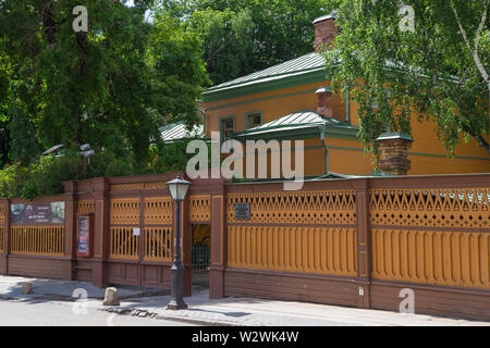 Moskau, Russland, 23. Juni 2017: Leo Tolstois Haus im Stadtzentrum. Er war ein russischer Schriftsteller, der als einer der grössten Autoren aller Zeiten angesehen wird. Stockfoto