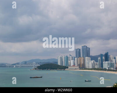 Viele Gebäude mit der Brücke in die berühmte Gwangan Haeundae Bezirk bei Busan, Südkorea Stockfoto