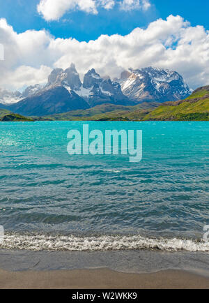 Das türkisfarbene Wasser des Pehoe See und die Cuernos Del Paine Anden Gipfel, Torres del Paine National Park, Puerto Natales, Patagonien, Chile. Stockfoto