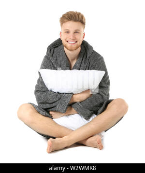 Stattlicher Mann mit Kissen auf weißem Hintergrund Stockfoto