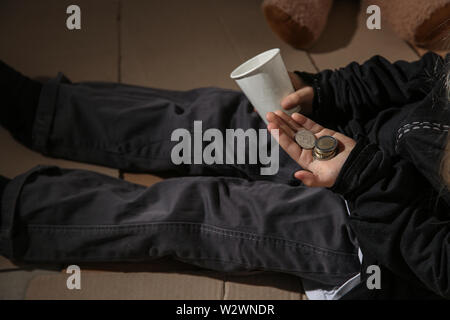 Obdachlose Mädchen Zählen von Münzen Stockfoto