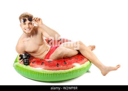 Jungen Touristen mit aufblasbaren Ring und Foto Kamera auf weißem Hintergrund Stockfoto