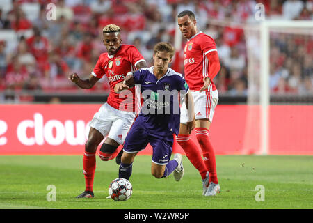 Lissabon, Portugal. 10. Juli 2019. Michel Vlap von Royal Sporting Club Anderlecht (C) Mias für den Ball mit Florentino Luís von SL Benfica (L) und Raúl de Tomás von SL Benfica (R) Während der Vor Saisonbeginn 2019/2020 Fußballspiel zwischen SL Benfica vs Royal Sporting Club Anderlecht. (Final Score: SL Benfica 1 - 2 Royal Sporting Club Anderlecht) Credit: SOPA Images Limited/Alamy leben Nachrichten Stockfoto