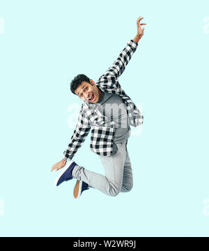 Lustig springen Mann auf farbigen Hintergrund Stockfoto