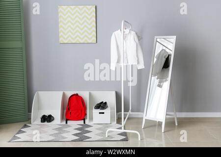 Stilvolle Schuluniform, Rucksack und Schuhe im Zimmer Stockfoto