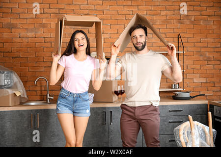 Glückliches junges Paar nach dem Umzug in das neue Haus Stockfoto
