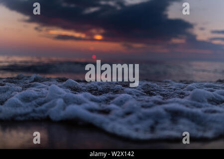 Sonnenuntergang auf schöne Wellen im russischen Sibirien, Baikalsee, Nahaufnahme Stockfoto