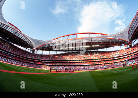 Lissabon, Portugal. 10. Juli 2019. EDITOR NOTES: (Foto mit einem Fish Eye Objektiv) Benfica Stadion gemacht, bevor die Vor Saisonbeginn 2019/2020 Fußballspiel zwischen SL Benfica vs Royal Sporting Club Anderlecht. (Final Score: SL Benfica 1 - 2 Royal Sporting Club Anderlecht) Credit: SOPA Images Limited/Alamy leben Nachrichten Stockfoto
